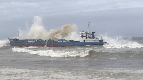 quang ngai ung pho nguy co tran dau khi tau hoang gia 46 gap nan tren bien