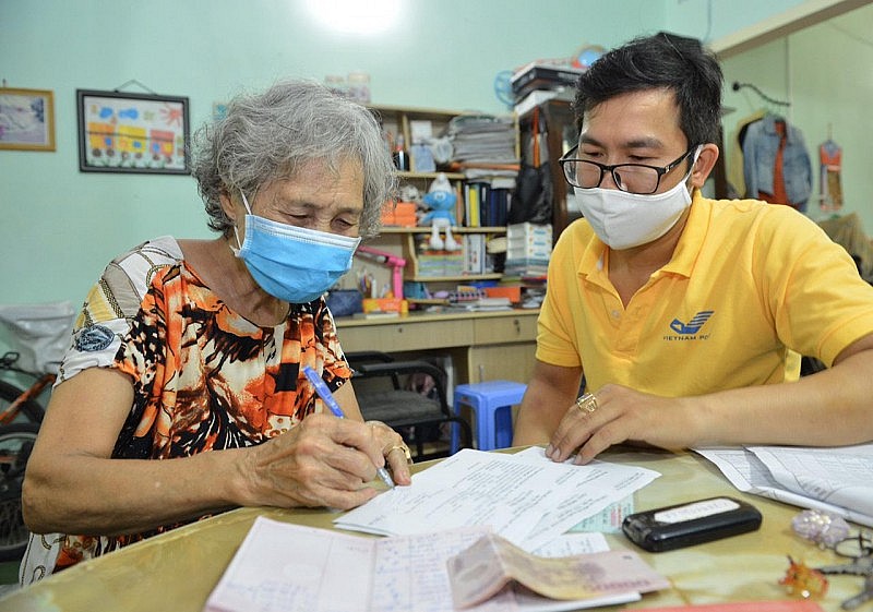 30.000 tỷ đồng lương hưu và trợ cấp bảo hiểm xã hội được phát cho trên 3,3 triệu người qua bưu điện