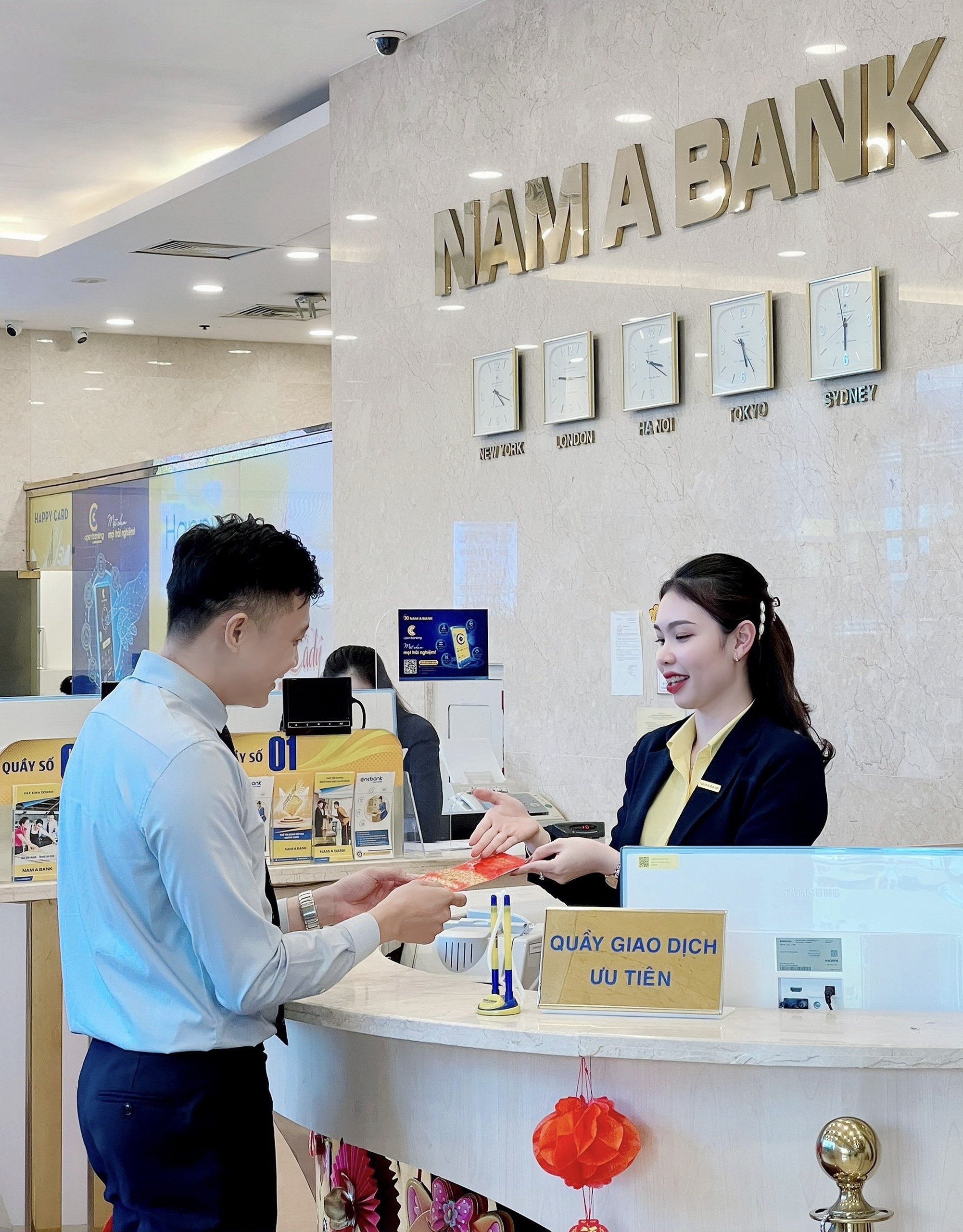 Khai xuân, các ngân hàng lì xì hấp dẫn cho khách giao dịch