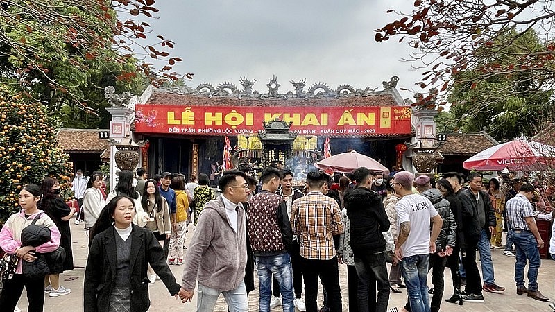 Hàng nghìn lượt khách đi lễ, du xuân tại đền Trần Nam Định những ngày đầu Xuân Quý Mão. Hàng nghìn lượt khách đi lễ, du xuân tại đền Trần Nam Định những ngày đầu Xuân Quý Mão.