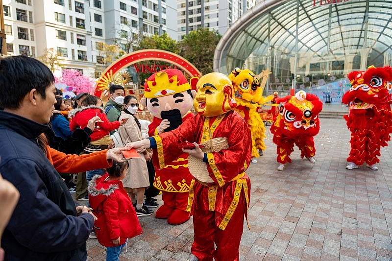 Người dân ùn ùn đổ về các trung tâm thương mại khai xuân