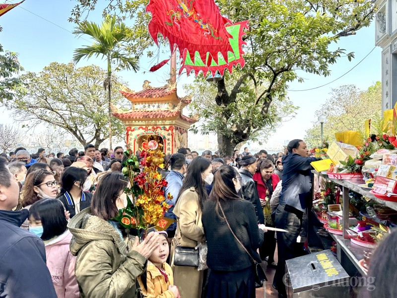 Hàng nghìn người đổ về Phủ Tây Hồ “xin lộc” ngày đầu năm