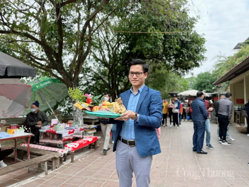 Hàng nghìn người đổ về Phủ Tây Hồ “xin lộc” ngày đầu năm