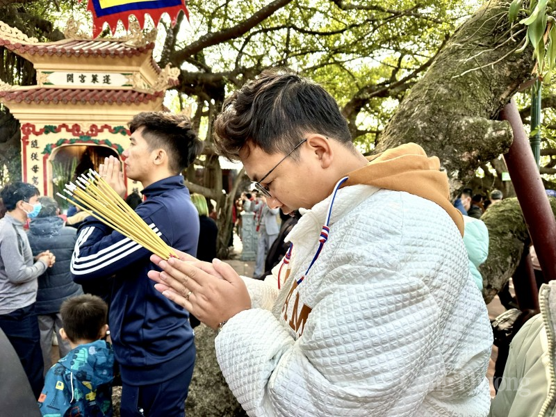 Hàng nghìn người đổ về Phủ Tây Hồ “xin lộc” ngày đầu năm