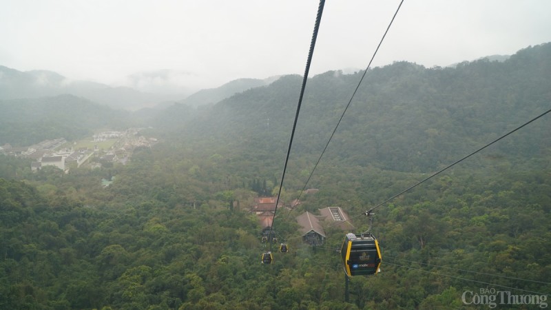 Với hệ thống cáp treo hiện đại, có chiều dài 1,2km ở độ cao 450m, đi cáp treo lên núi Yên Tử vừa tiết kiệm thời gian vừa có thể ngắm trọn vẹn cảnh đẹp núi non Yên Tử từ trên cao.