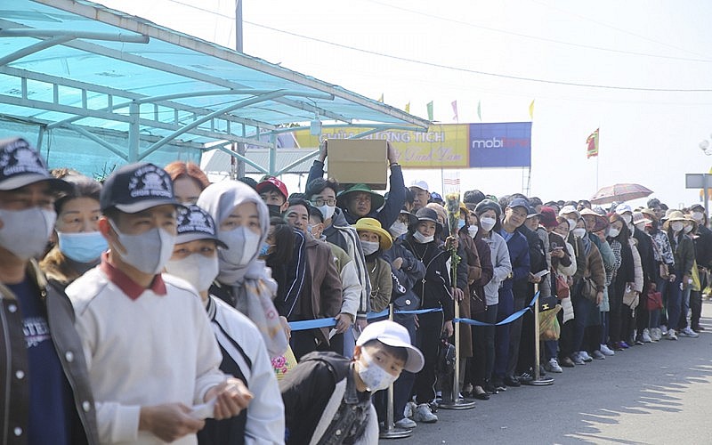 Ngày khai hội chùa Hương Tích (Hà Tĩnh) đón 15.000 lượt du khách