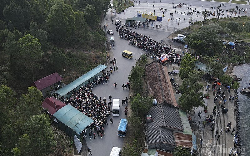 Ngày khai hội chùa Hương Tích (Hà Tĩnh) đón 15.000 lượt du khách