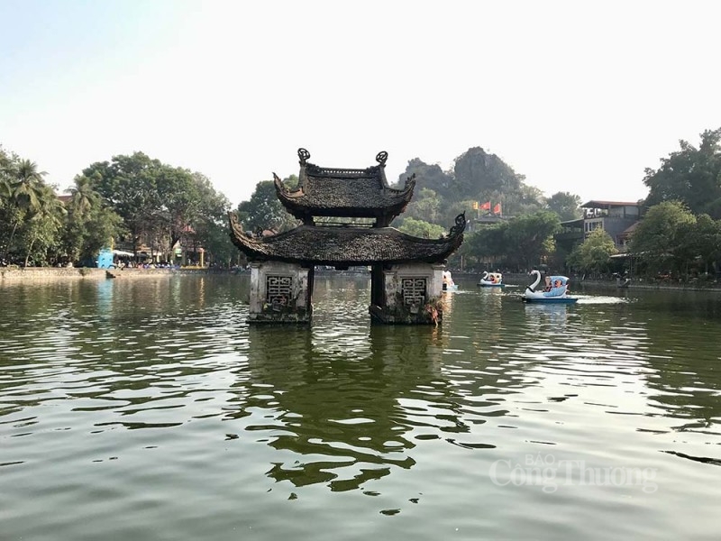 Chùa Thầy - ngôi chùa cổ kính bậc nhất Hà Nội tấp nập du khách tham quan, chiêm bái