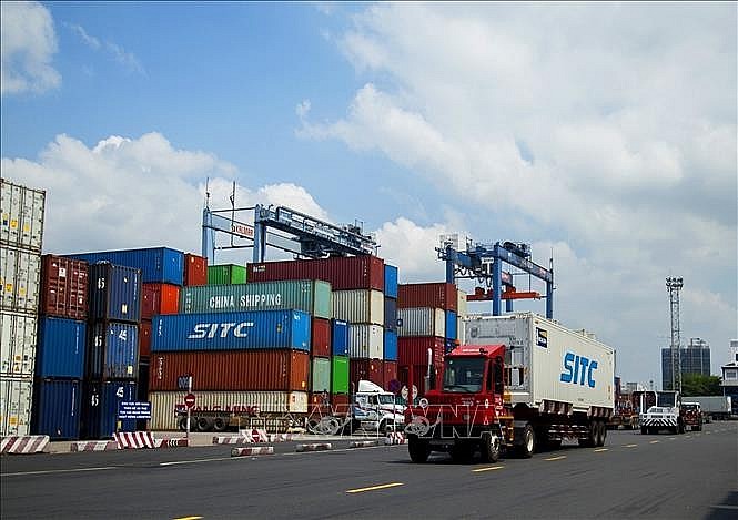 Xếp dỡ hàng hóa Container tại Tân cảng Sài Gòn