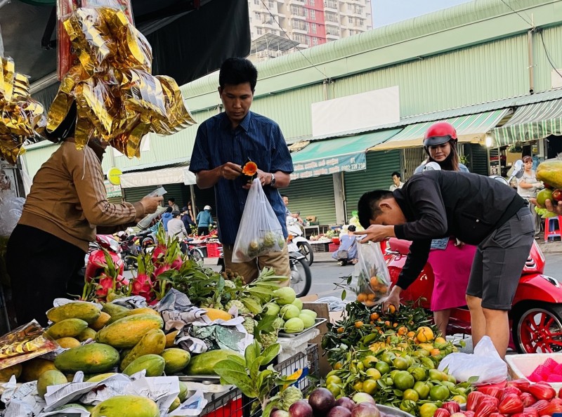 TP. Hồ Chí Minh: Chợ truyền thống, cửa hàng vàng nhộn nhịp trong ngày vía Thần Tài