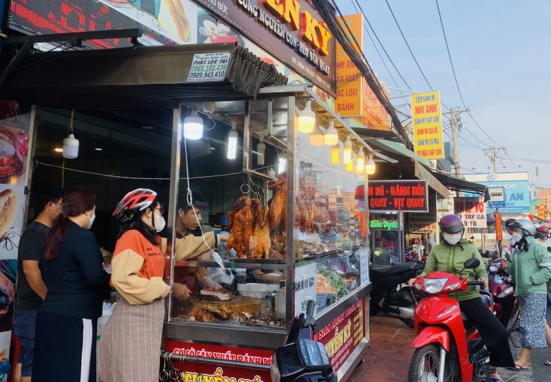 TP. Hồ Chí Minh: Chợ truyền thống, cửa hàng vàng nhộn nhịp trong ngày vía Thần Tài