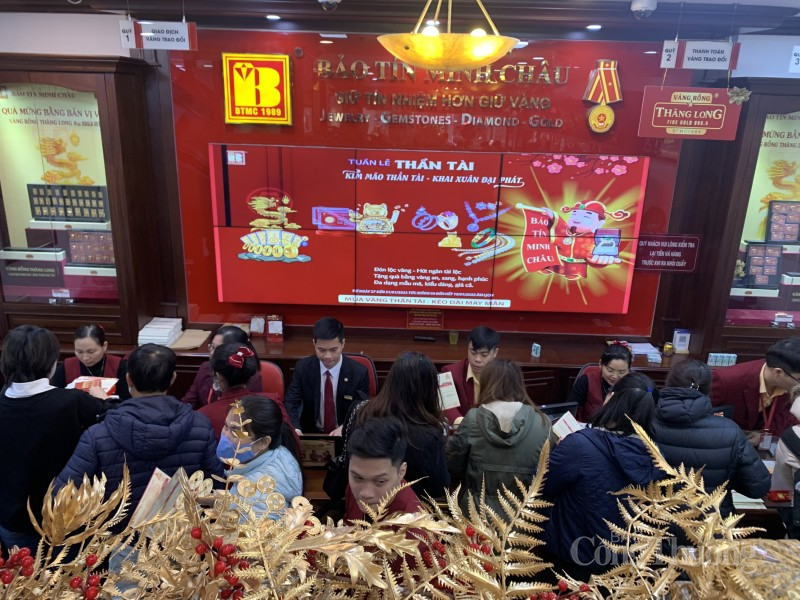 Dịp vía Thần Tài trước đây thường chỉ thu hút người làm kinh doanh đi mua vàng cầu may. Tuy nhiên, vài năm trở lại đây thì hầu như trong dịp này, không ít người đi mua vàng, thậm chí chen lấn, xô đẩy để mua vàng giá cao, chỉ để... cầu may. Dịp vía Thần Tài trước đây thường chỉ thu hút người làm kinh doanh đi mua vàng cầu may. Tuy nhiên, vài năm trở lại đây thì hầu như trong dịp này, không ít người đi mua vàng, thậm chí chen lấn, xô đẩy để mua vàng giá cao, chỉ để... cầu may.