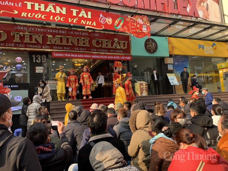 số lượng người đến mua vẫn chỉ tập trung chủ yếu ở một cửa hàng Bảo Tín Minh Châu - dù đơn vị này có 2 cơ sở trên con phố Trần Nhân Tông số lượng người đến mua vẫn chỉ tập trung chủ yếu ở một cửa hàng Bảo Tín Minh Châu - dù đơn vị này có 2 cơ sở trên con phố Trần Nhân Tông