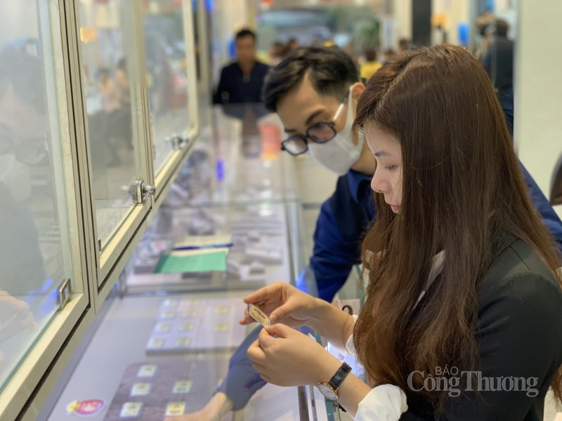 Về thị trường vàng năm 2023 được giới phân tích trong lĩnh vực kim quý nhận định, sẽ có những điều thú vị, mở ra cơ hội cho nhà đầu tư biết nắm bắt. Thực tế, ngay từ khi bước sang năm 2023, giá vàng thế giới đã tăng liên tục hơn 100 USD/ounce lên 1.950 USD/ounce thế nhưng giá vàng miếng SJC chỉ tăng khoảng 1 triệu đồng/lượng. Về thị trường vàng năm 2023 được giới phân tích trong lĩnh vực kim quý nhận định, sẽ có những điều thú vị, mở ra cơ hội cho nhà đầu tư biết nắm bắt. Thực tế, ngay từ khi bước sang năm 2023, giá vàng thế giới đã tăng liên tục hơn 100 USD/ounce lên 1.950 US