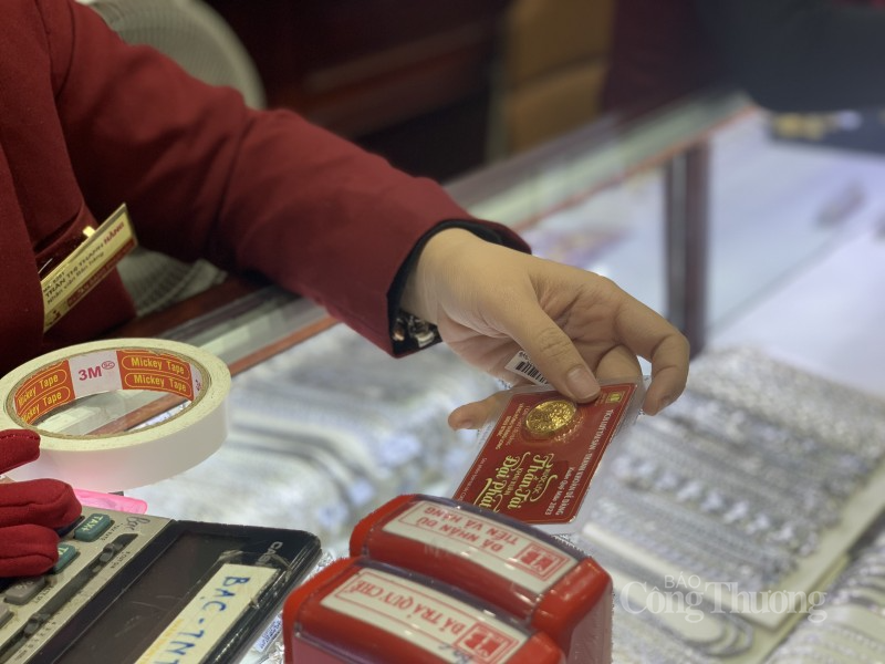 Nhu cầu mua vàng trong ngày vía Thần Tài thường tăng cao giúp kim loại quý đi lên. Năm nay cũng không ngoại lệ khi các dự báo đưa ra, giá vàng trong trường hợp giá vàng thế giới tăng cao, giá vàng miếng SJC có thể sẽ lên 69 - 70 triệu đồng/lượng, còn vàng nhẫn và nữ trang 4 số 9 cũng sẽ quanh mức 56 triệu đồng/lượng. Nhu cầu mua vàng trong ngày vía Thần Tài thường tăng cao giúp kim loại quý đi lên. Năm nay cũng không ngoại lệ khi các dự báo đưa ra, giá vàng trong trường hợp giá vàng thế giới tăng cao, giá vàng miếng SJC có thể sẽ lên 69 - 70 triệu đồng/lượng, còn vàng