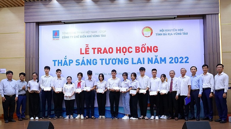 Tổ chức cho học sinh cấp 3 tham quan công trình khí Cà Mau