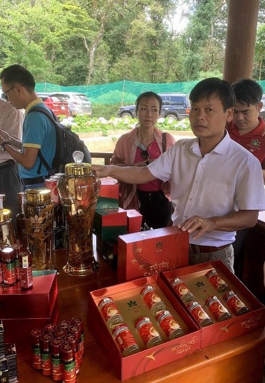 tu mo rong kon tum sap dien ra hoi cho sam ngoc linh lan thu 2