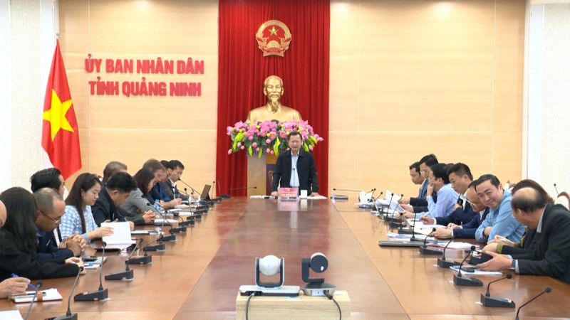 Ông Cao Tường Huy, Quyền Chủ tịch UBND tỉnh chủ trì cuộc họp.
