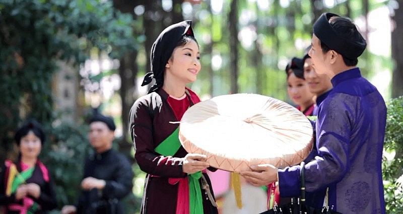 Bắc Ninh: Bất chấp trời mưa, du khách vẫn nườm nượp về Hội Lim Bắc Ninh: Bất chấp trời mưa, du khách vẫn nườm nượp về Hội Lim