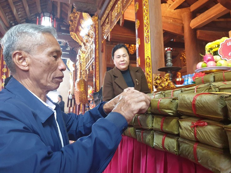Độc đáo hàng trăm cỗ gà bay rồng, phượng cung tiến ngày giỗ vua Mai Hắc Đế Độc đáo hàng trăm cỗ gà bay rồng, phượng cung tiến ngày giỗ vua Mai Hắc Đế