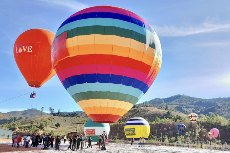 Bay cùng anh hùng Phạm Tuân Người trẻ tỉnh Kon Tum bay cùng Anh hùng Phạm Tuân