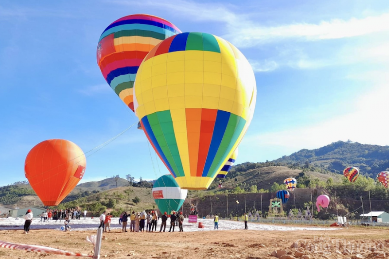 Bay cùng anh hùng Phạm Tuân Người trẻ tỉnh Kon Tum bay cùng Anh hùng Phạm Tuân