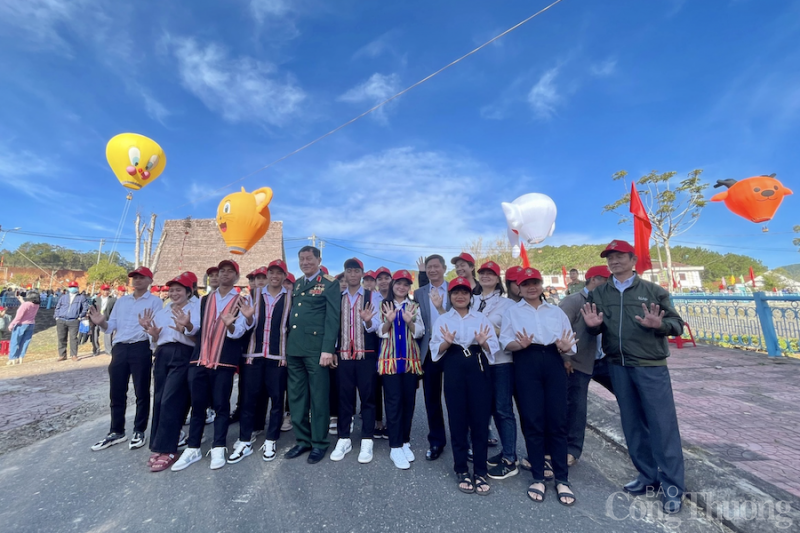 Bay cùng anh hùng Phạm Tuân Người trẻ tỉnh Kon Tum bay cùng Anh hùng Phạm Tuân
