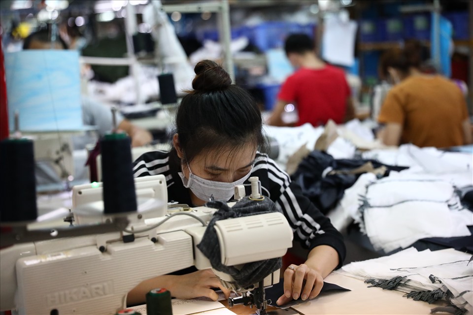 Doanh nghiệp dệt may tích cực thực hiện các đơn hàng ngay từ đầu năm 2023. Ảnh: Cường Ngô