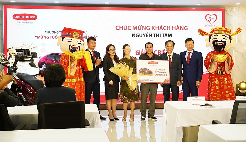 Dai-ichi Life Việt Nam trao giải cho khách hàng trúng thưởng hai chương trình khuyến mại năm 2022