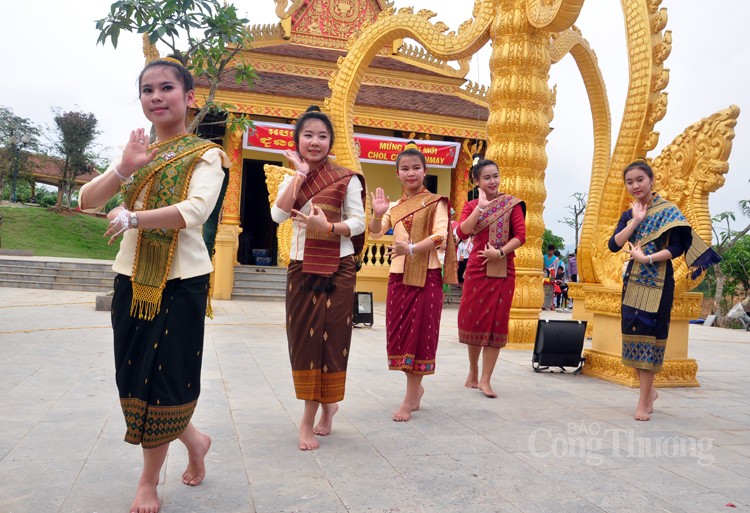 Múa rom vong, món ăn tinh thần của dân tộc Khmer