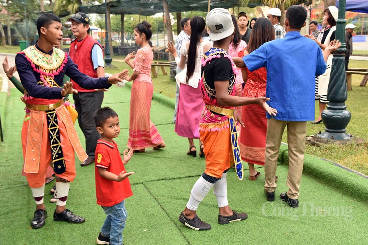 Múa rom vong, món ăn tinh thần của dân tộc Khmer