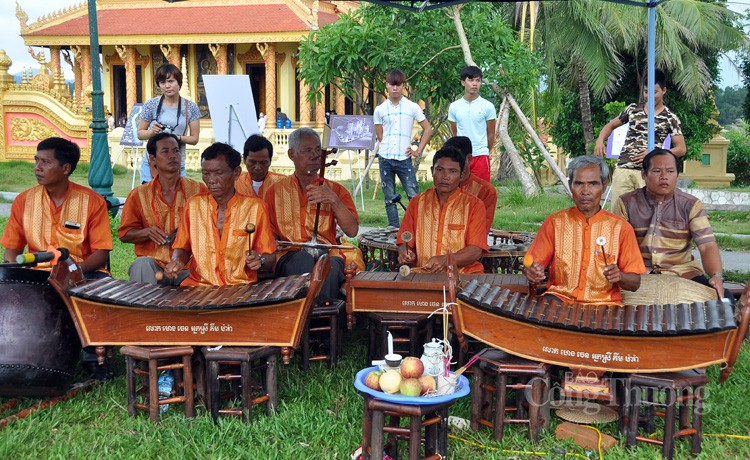 Múa rom vong, món ăn tinh thần của dân tộc Khmer