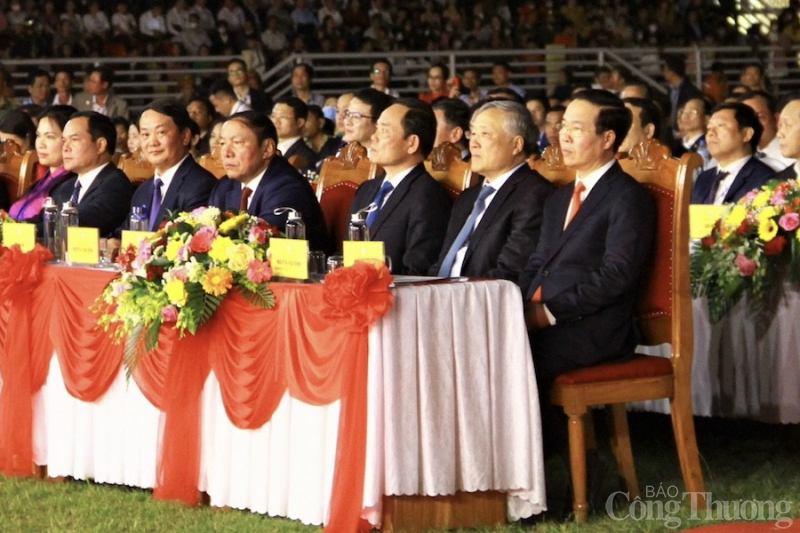 Mãn nhãn màn bắn pháo hoa rực sáng trên bầu trời Kon Tum