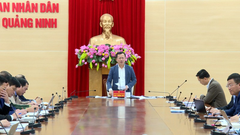 Ông Cao Tường Huy, Quyền Chủ tịch UBND tỉnh Quảng Ninh chủ trì tại cuộc họp kiểm điểm tiến độ triển khai các dự án đầu tư công năm 2023 (Ảnh QMG)