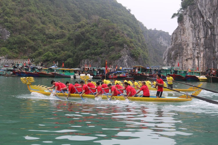 Lễ hội đền bà Men trên vịnh Hạ Long