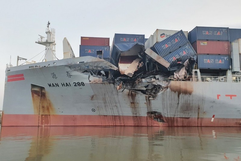 TP. Hồ Chí Minh: Hai tàu chở container va chạm mạnh trên sông