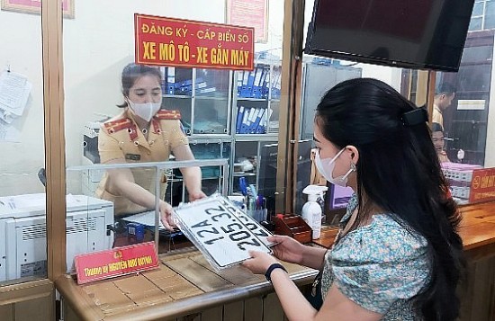 muc thu le phi dang ky cap bien so xe may o to cho tung khu vuc thay doi ra sao
