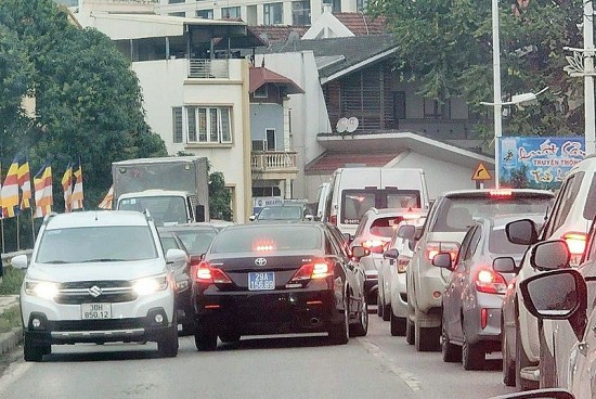 xu phat xe bien xanh cua thanh uy ha noi di lan lan