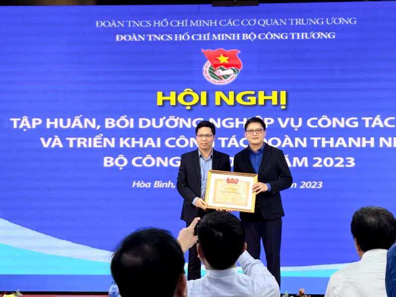 Bí thư Đoàn Thanh niên Bộ Công Thương Phạm Khắc Huy tìm hiểu về truyền thống ngành Công Thương