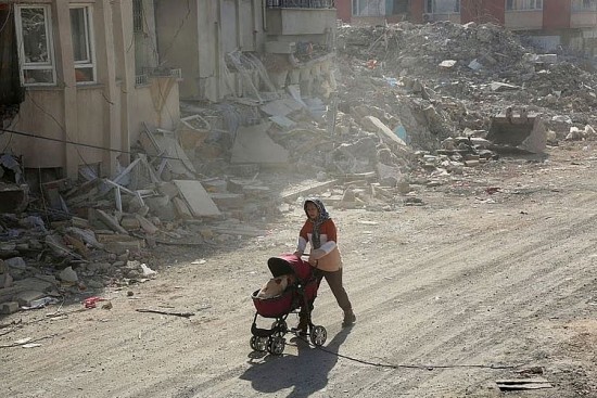 so nguoi chet vi dong dat len toi 33000 noi chien syria can tro cuu tro