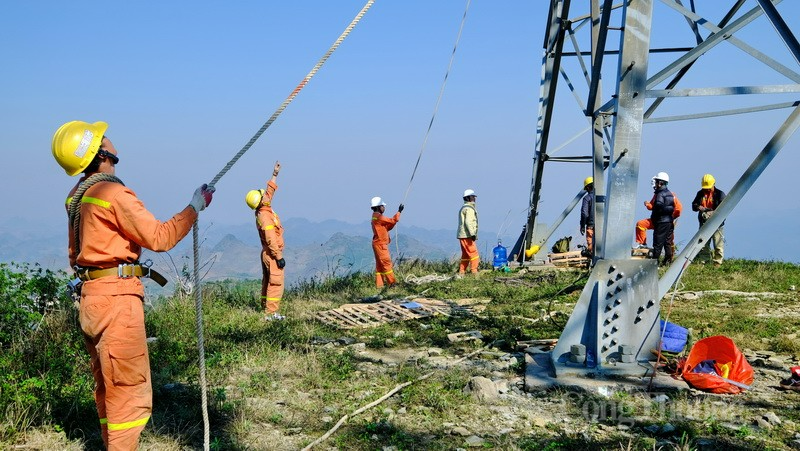 Hoàn thành sớm thay cách điện đường dây 500 kV Sơn La - Hòa Bình