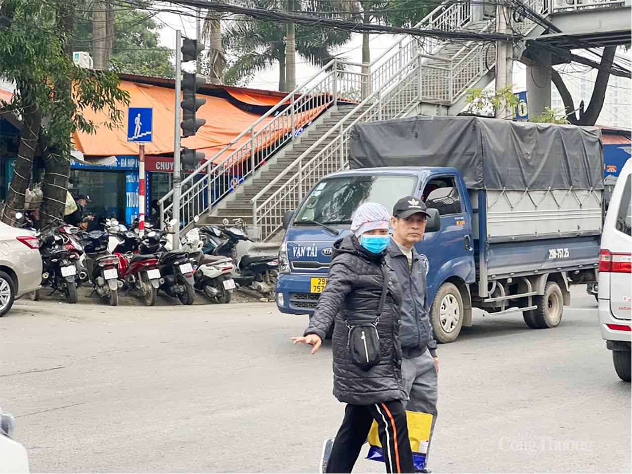 Hà Nội: Cầu bộ hành qua đường bị người dân