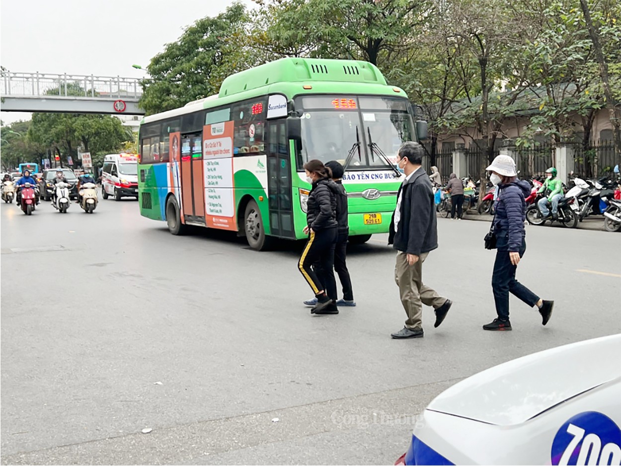 Hà Nội: Cầu bộ hành qua đường bị người dân