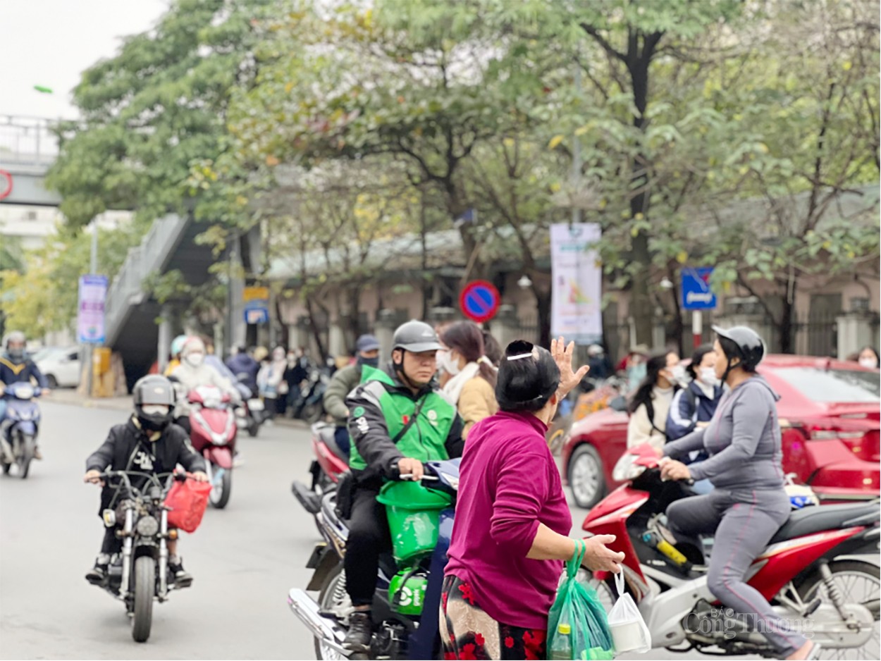 Hà Nội: Cầu bộ hành qua đường bị người dân