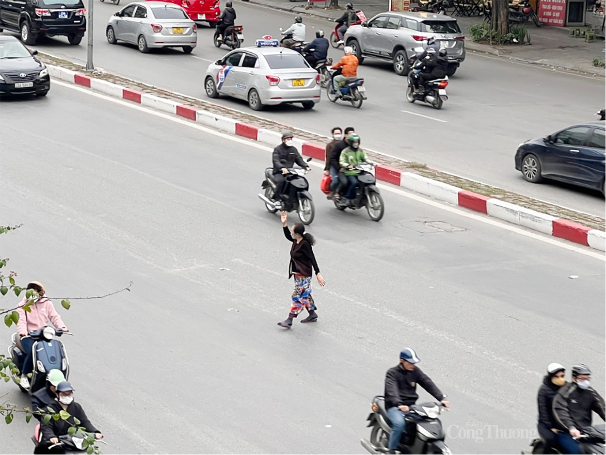 Hà Nội: Cầu bộ hành qua đường bị người dân