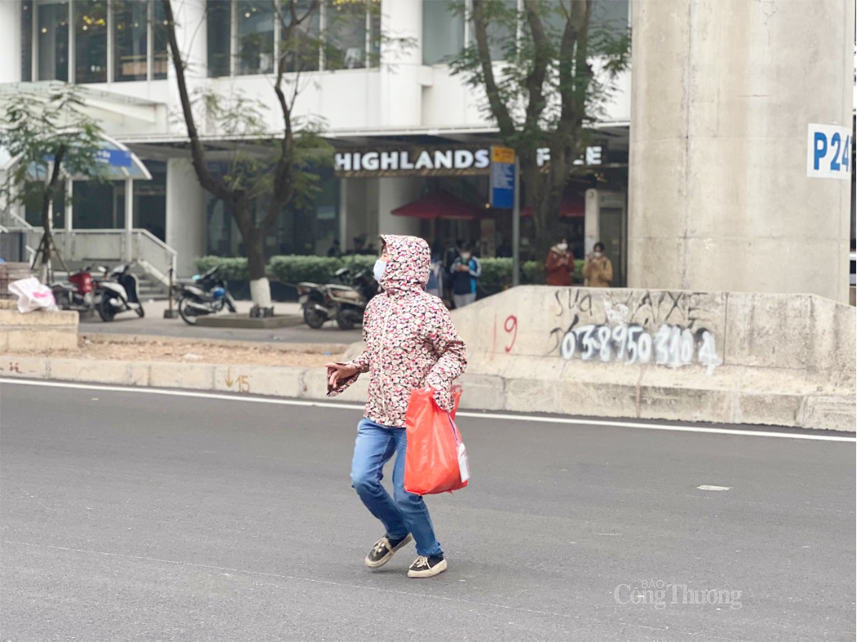 Hà Nội: Cầu bộ hành qua đường bị người dân
