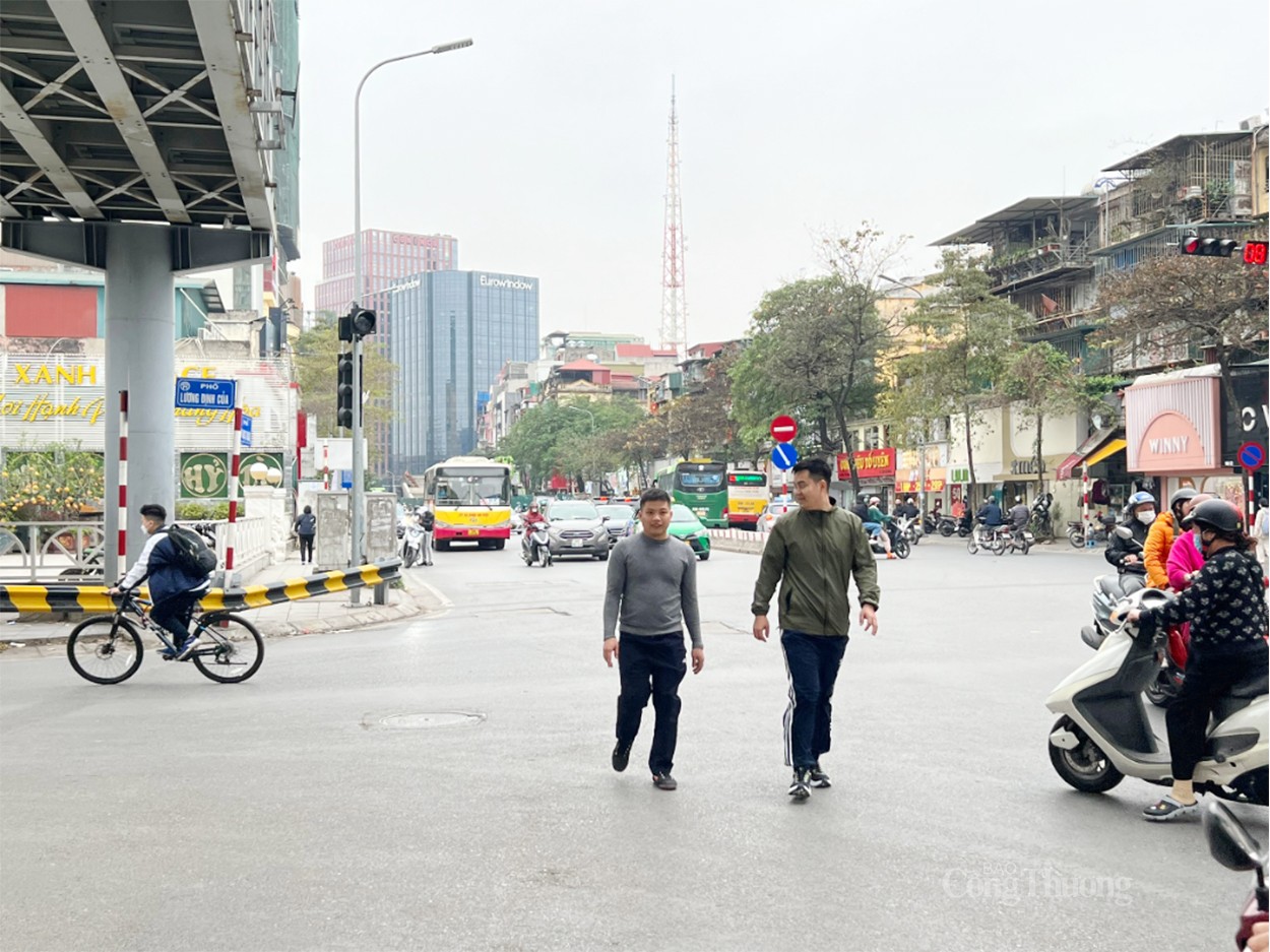 Hà Nội: Cầu bộ hành qua đường bị người dân