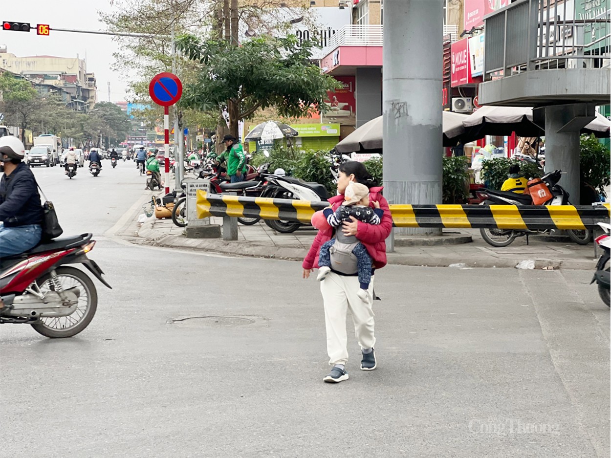 Hà Nội: Cầu bộ hành qua đường bị người dân