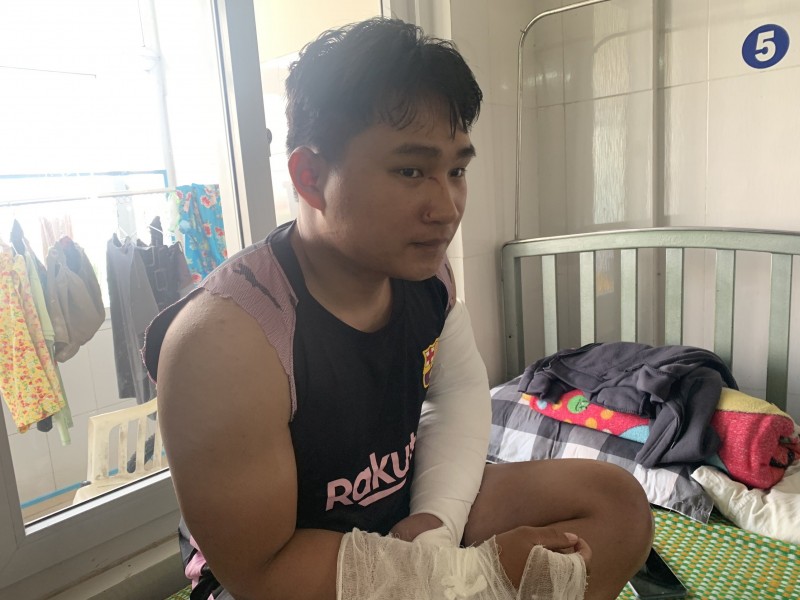 Quảng Ngãi: Khởi tố, bắt tạm giam người đánh shipper gãy hai tay