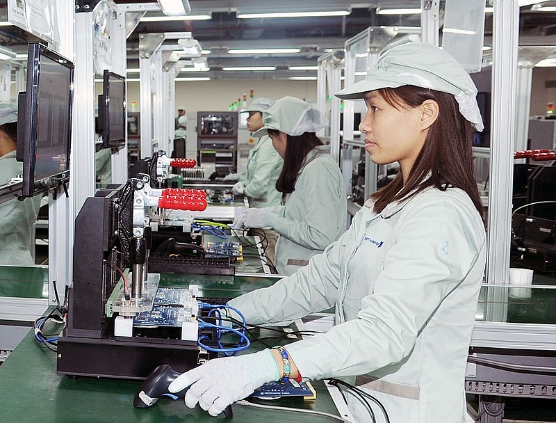 Sản xuất bảng mạch tại Công ty cổ phần Công nghệ công nghiệp Bưu chính viễn thông Việt Nam (Khu công nghệ cao Hòa Lạc).